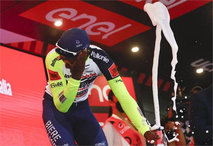 Incredibile al Giro d'Italia: si ritira per colpa di un tappo